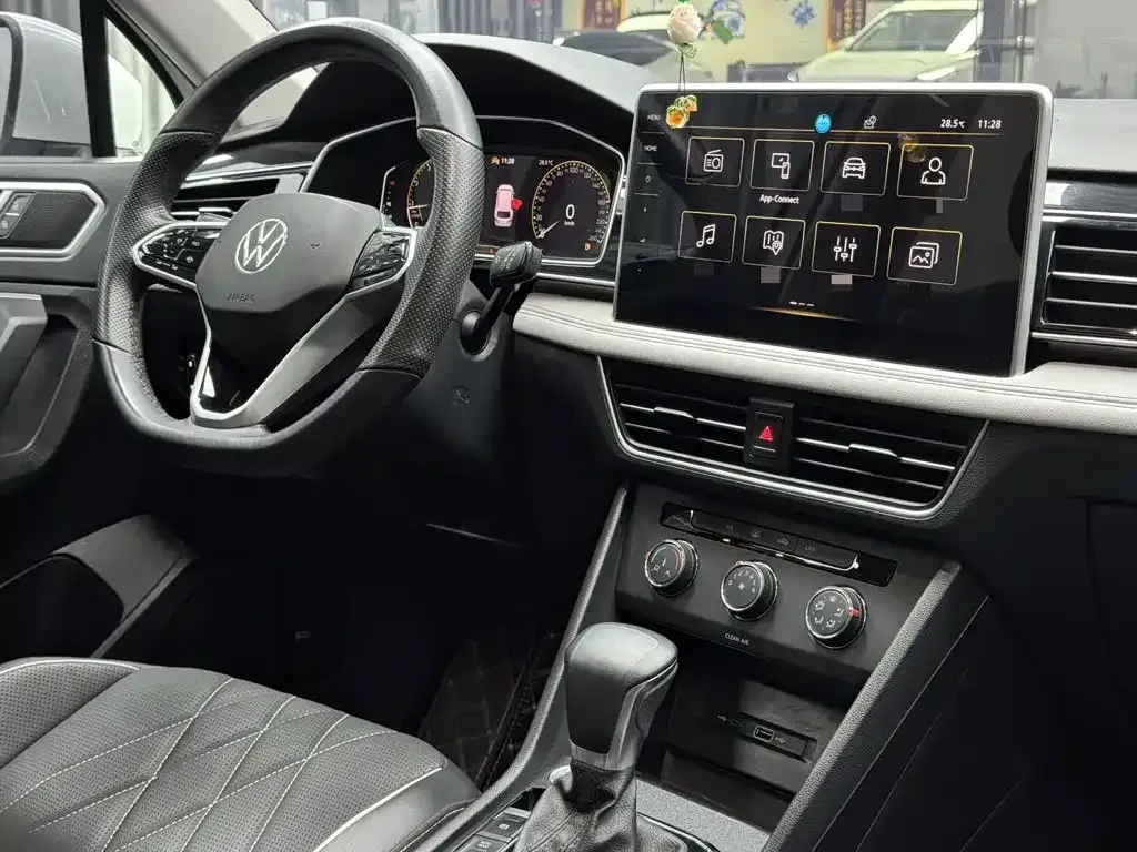Volkswagen Tiguan L — фото 10