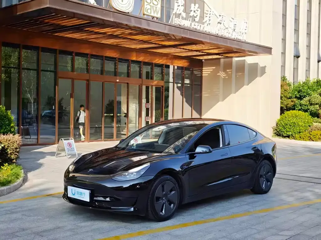 Tesla Model 3 — фото 1