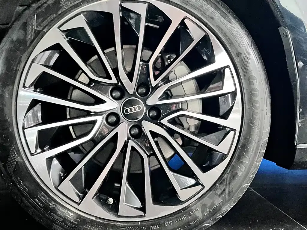 Audi A7L — фото 8