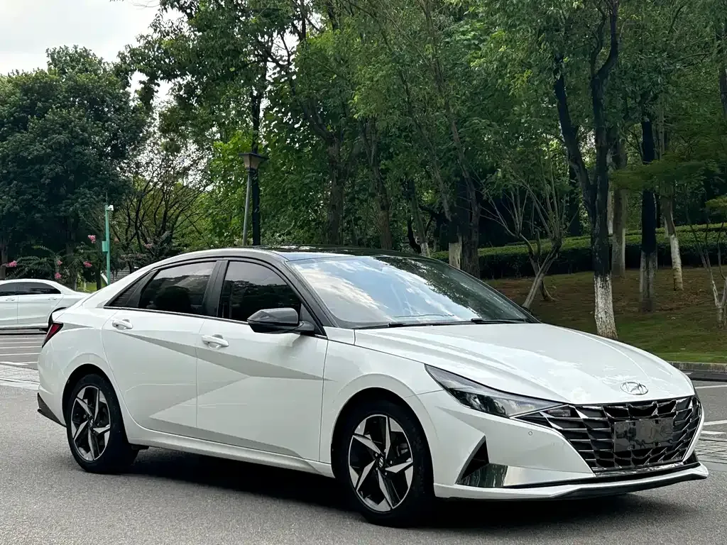 Hyundai Elantra — фото 1
