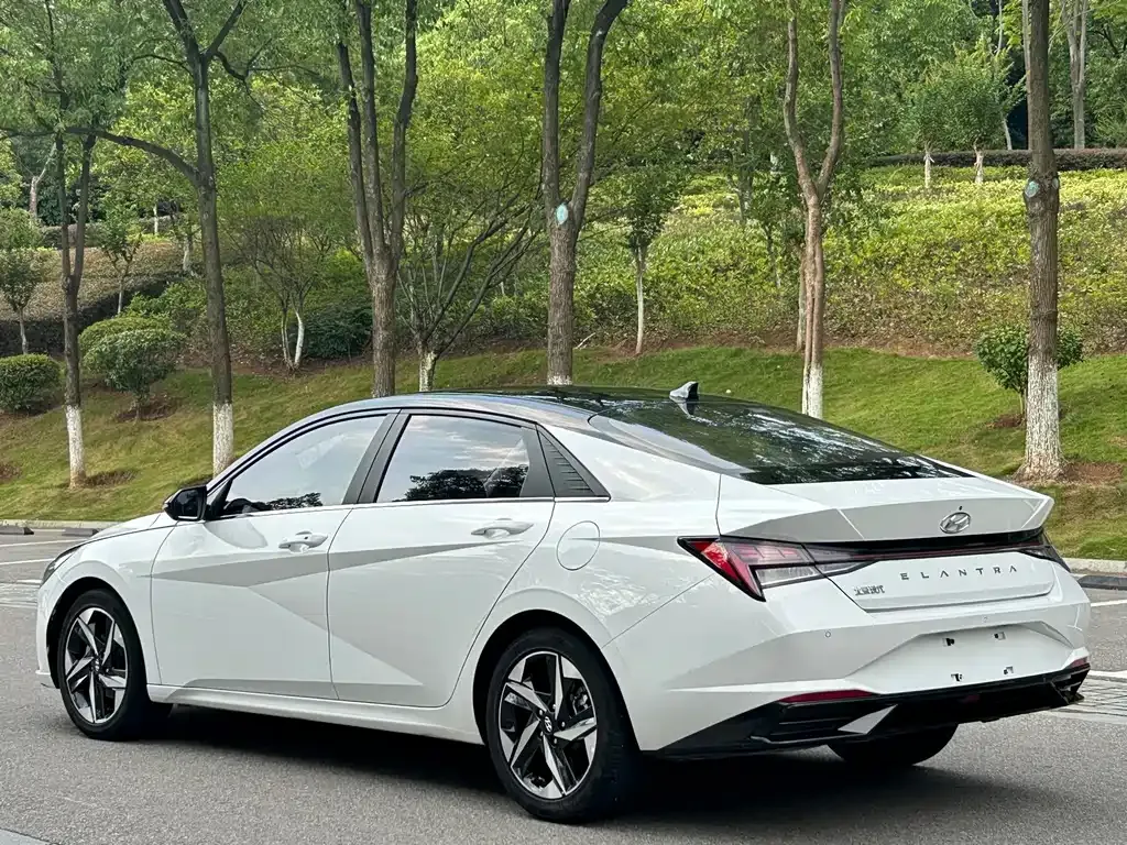 Hyundai Elantra — фото 10