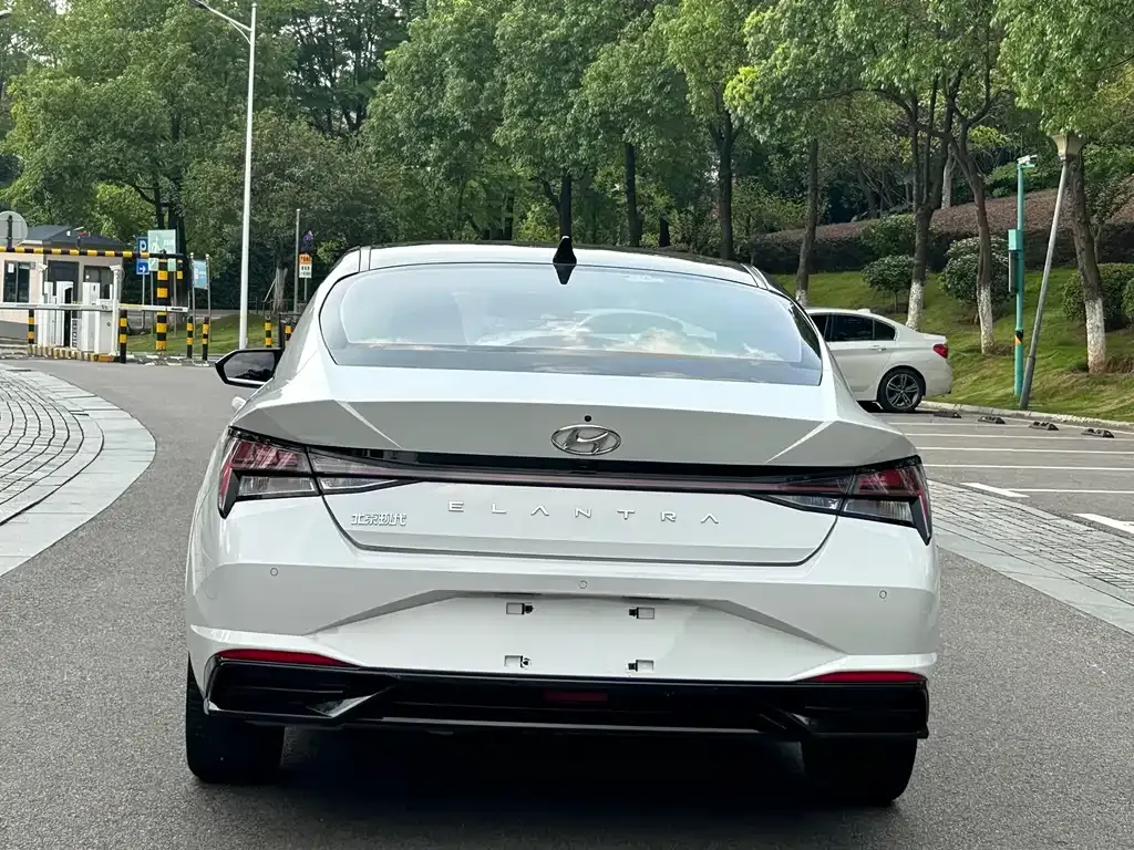 Hyundai Elantra — фото 5