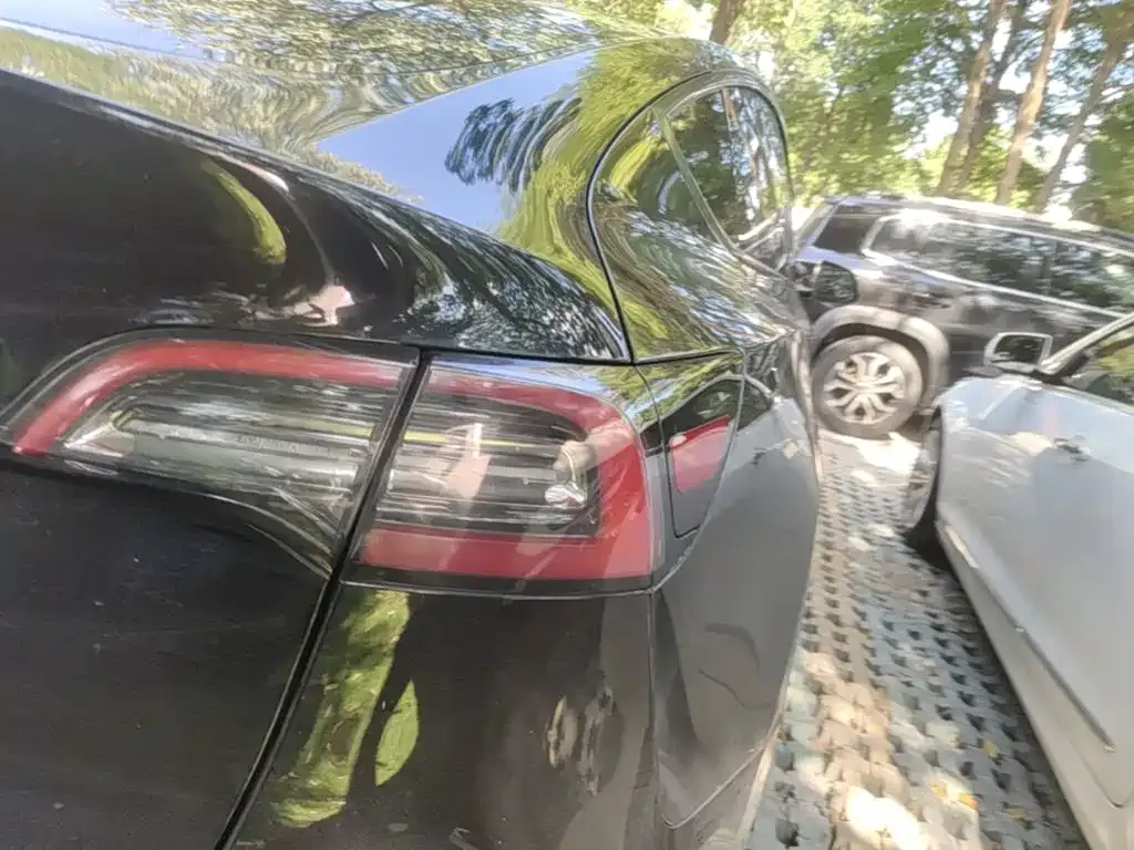 Tesla Model Y — фото 10