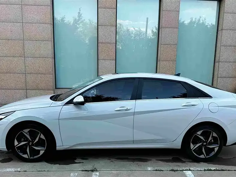 Hyundai Elantra — фото 3