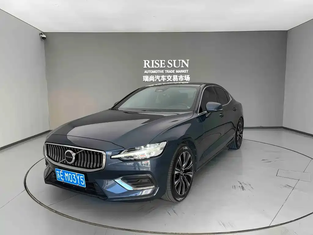 Volvo S60 — фото 1