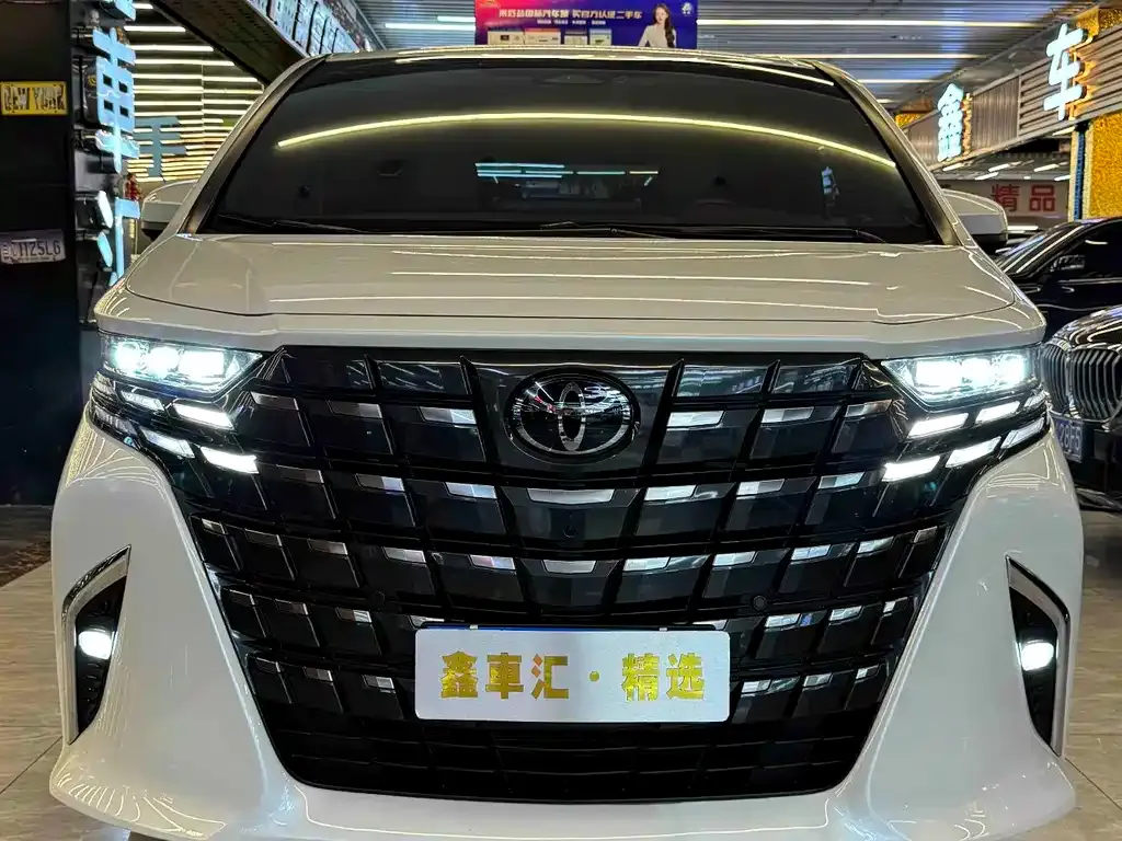 Toyota Alphard — фото 4