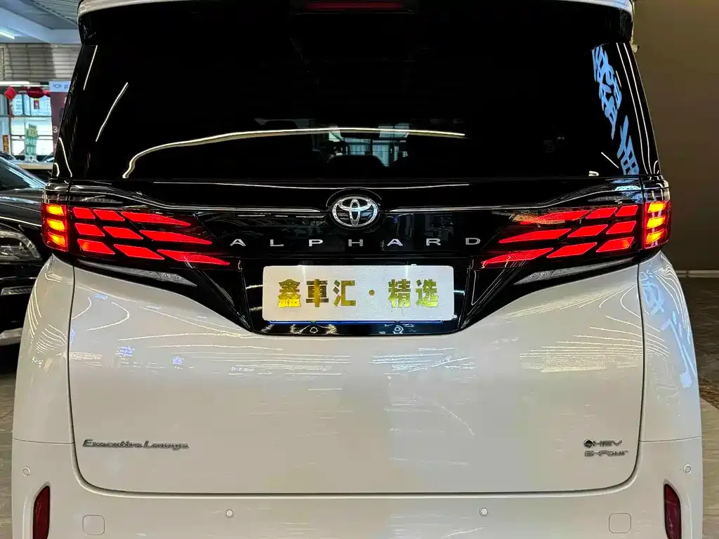 Toyota Alphard — фото 10