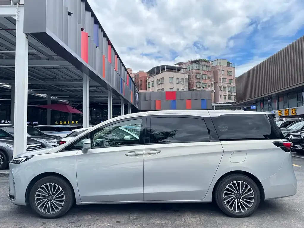 Buick GL8 Hybrid — фото 10