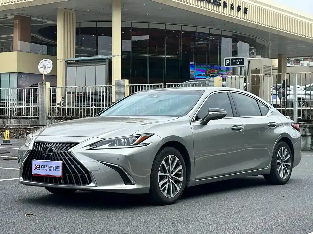 Lexus ES — фото 1