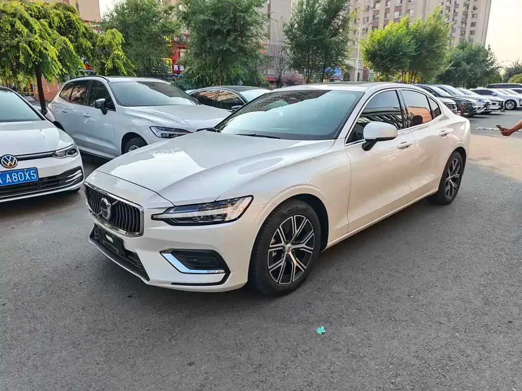 Volvo S60 — фото 1