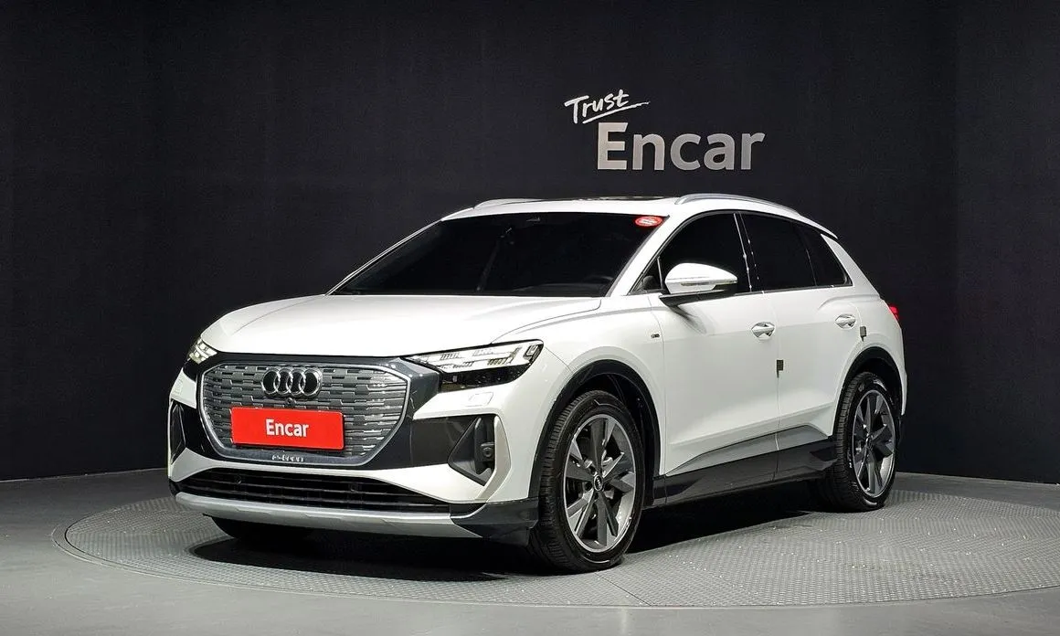 Audi Q4 e-tron — фото 1