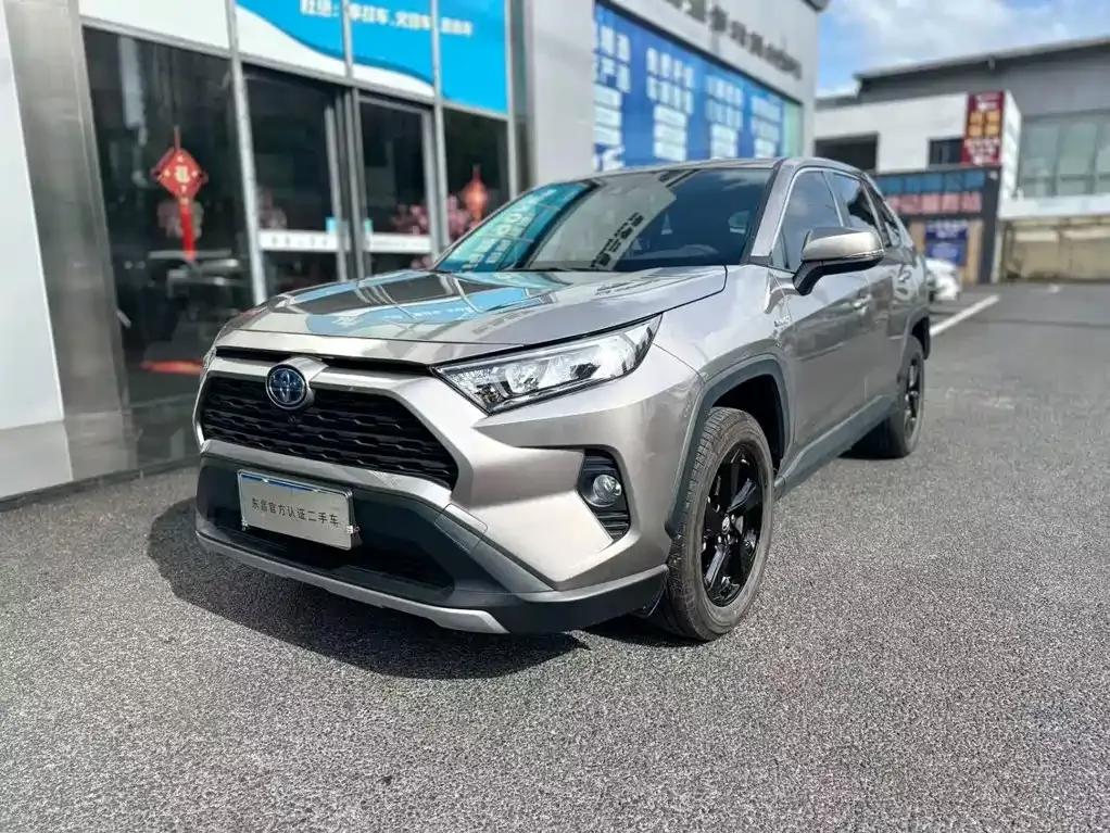Toyota RAV4 — фото 1