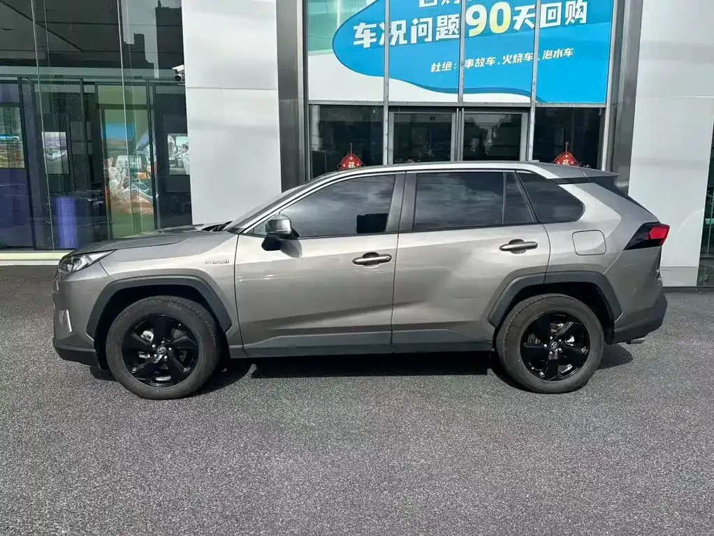 Toyota RAV4 — фото 7