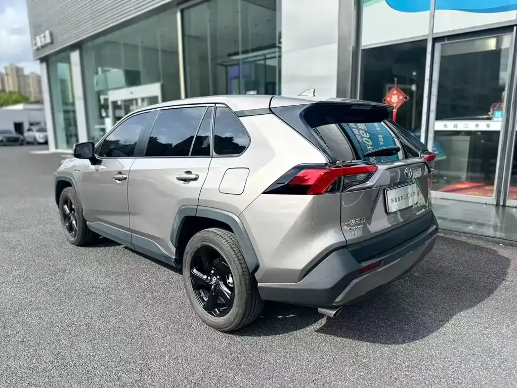 Toyota RAV4 — фото 10