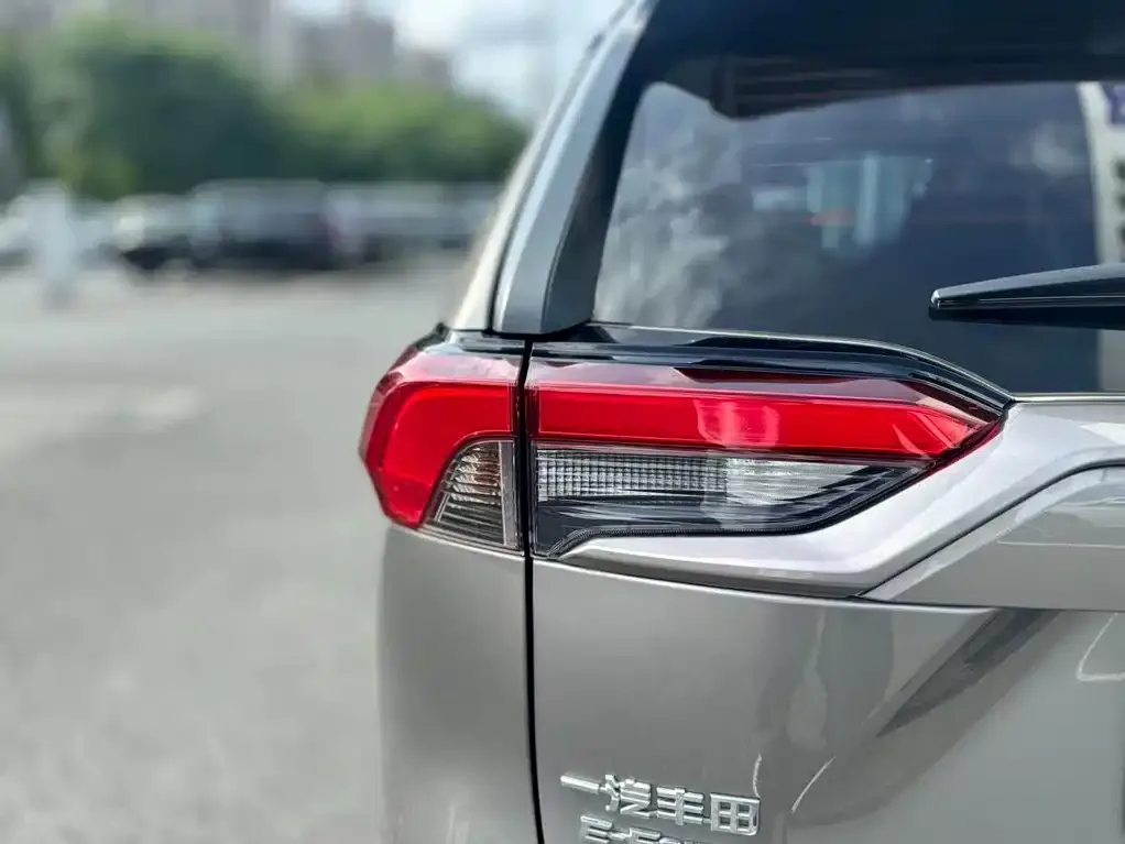 Toyota RAV4 — фото 2