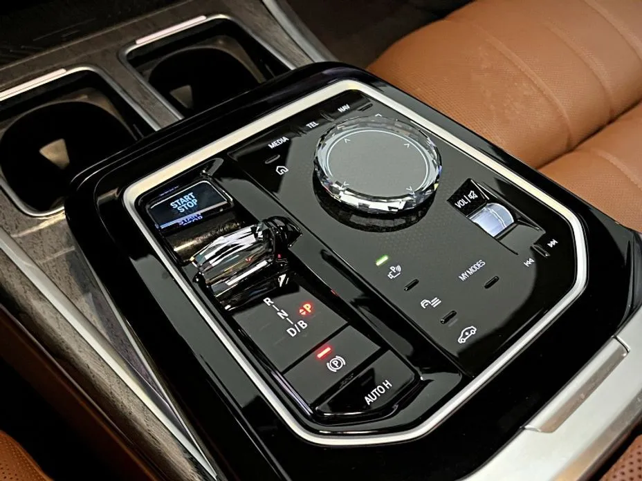 BMW i7 — фото 9