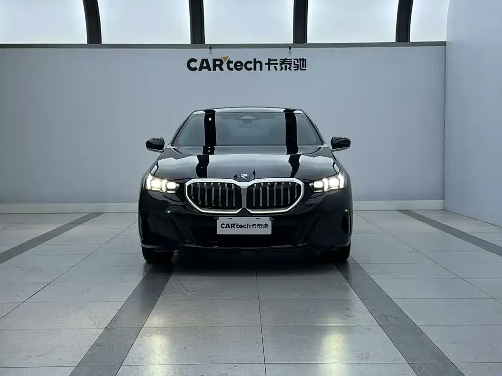 BMW 5 Series — фото 1