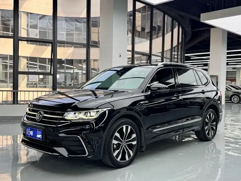 Volkswagen Tiguan L — фото 1