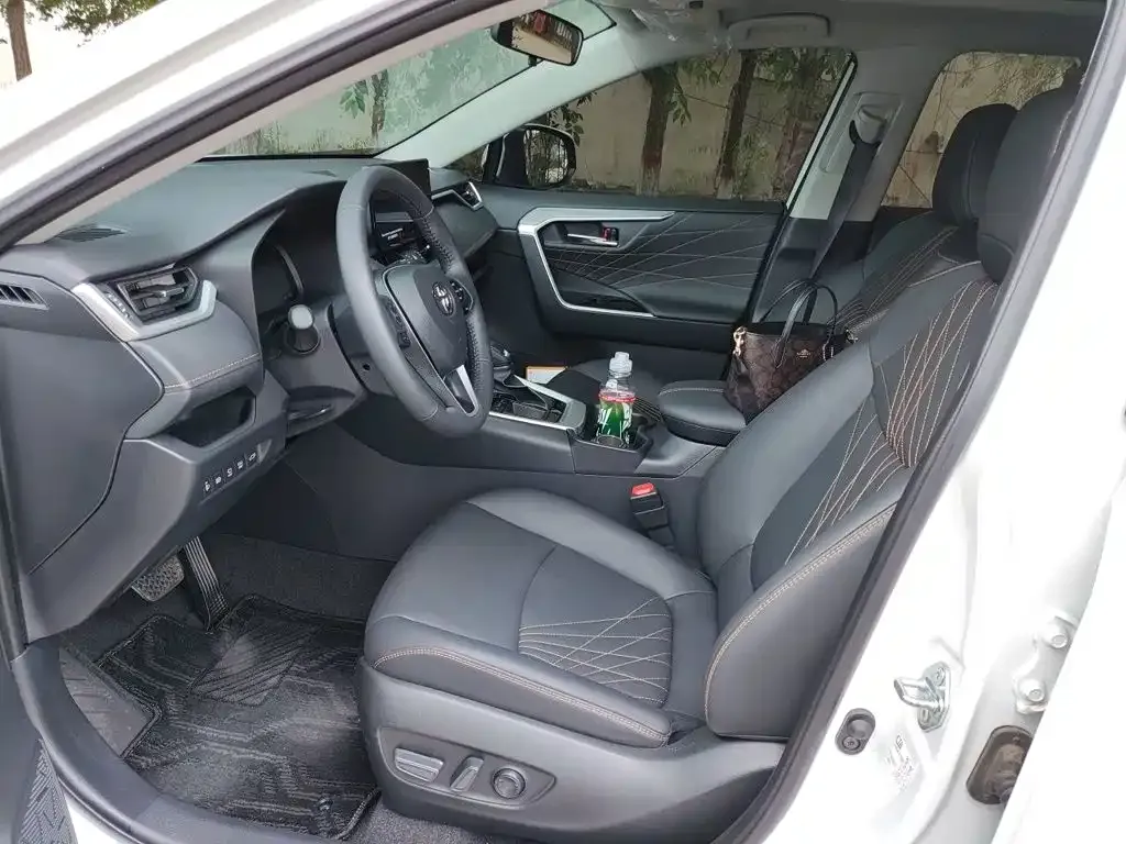 Toyota RAV4 — фото 2