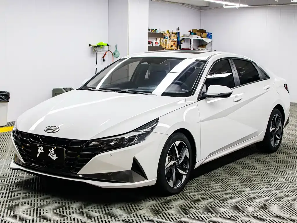 Hyundai Elantra — фото 1