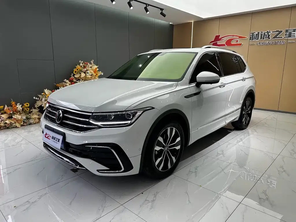 Volkswagen Tiguan L — фото 1