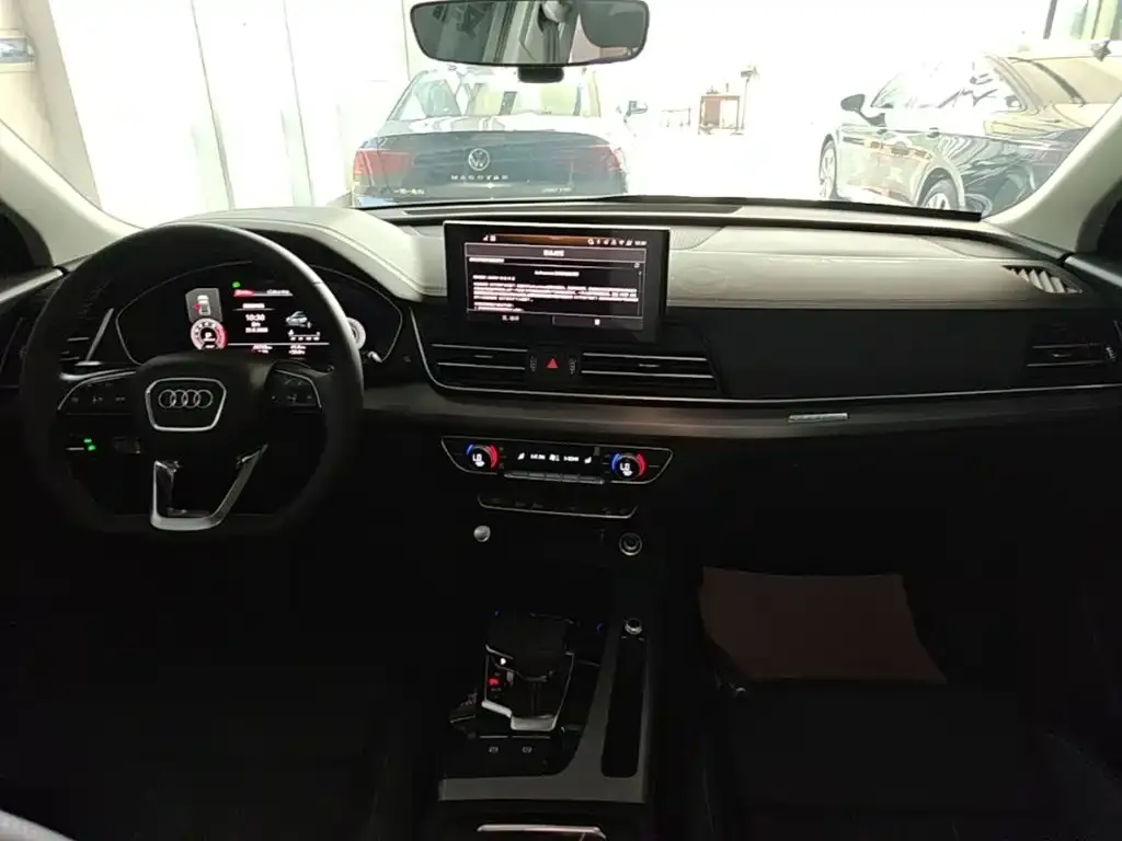 Audi Q5L — фото 10