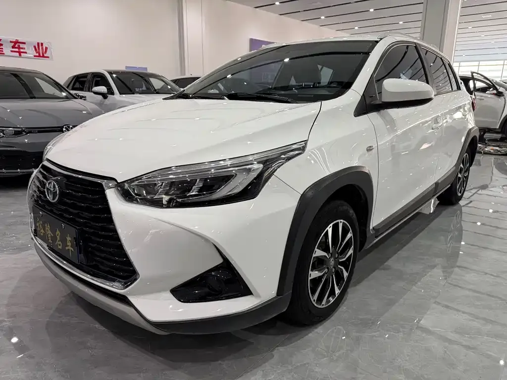 Toyota Yaris L — фото 1
