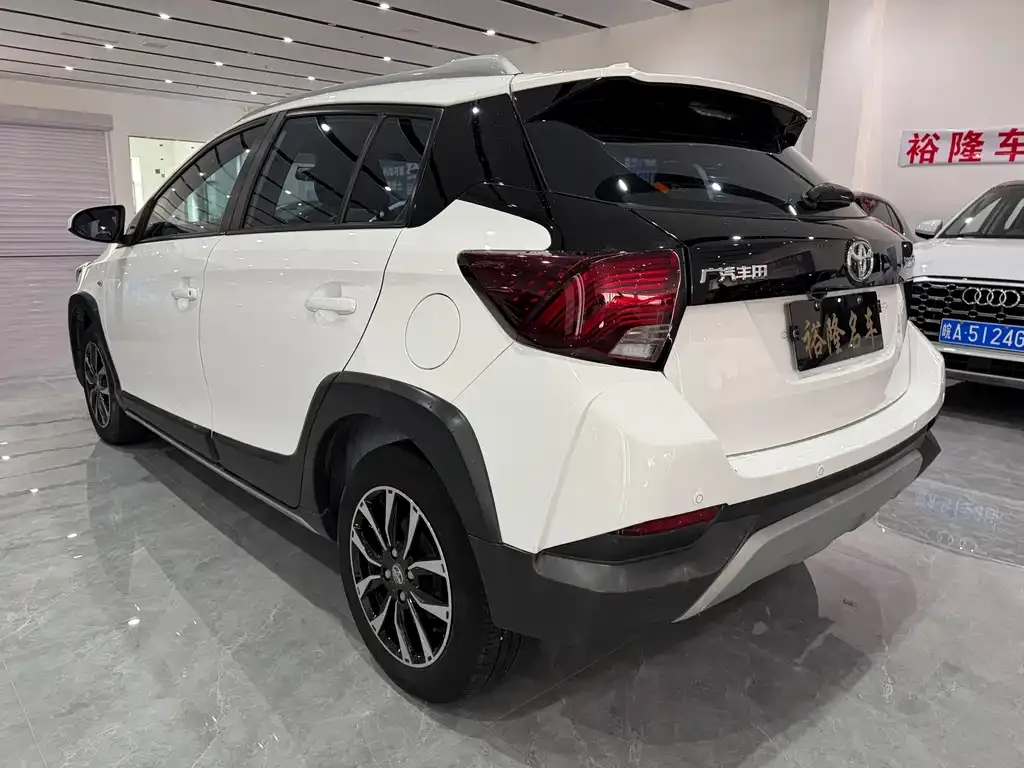 Toyota Yaris L — фото 2