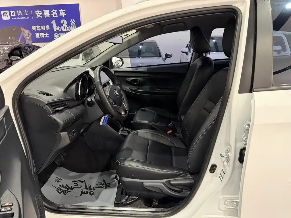 Toyota Yaris L — фото 3