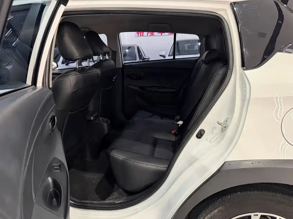 Toyota Yaris L — фото 10