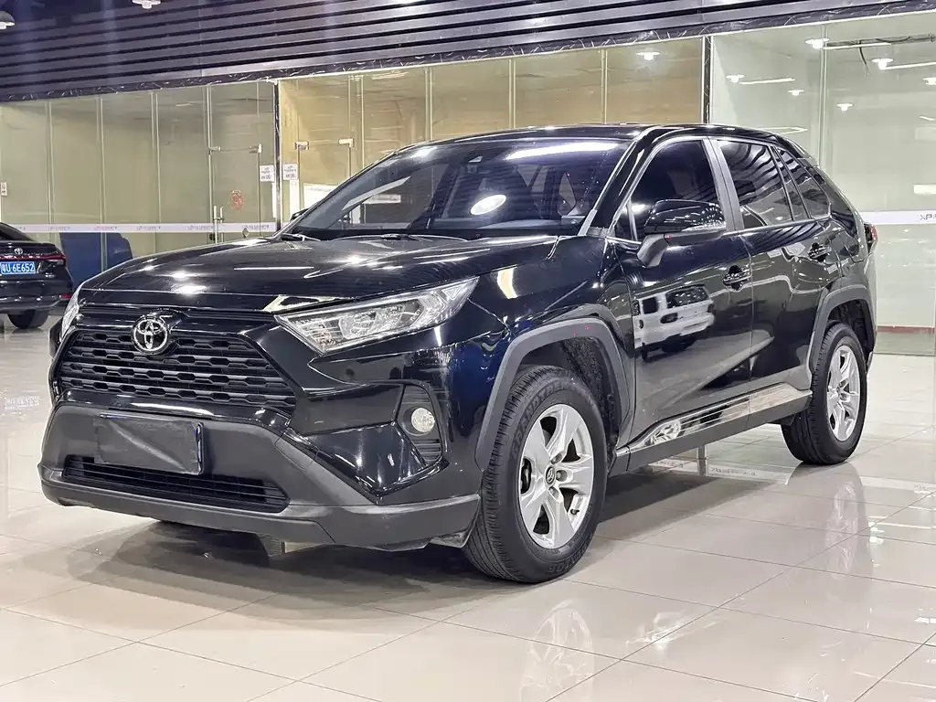 Toyota RAV4 — фото 1