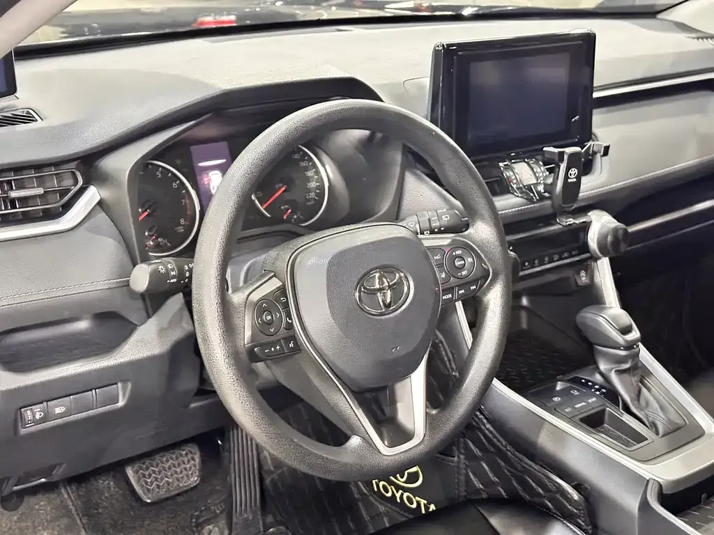 Toyota RAV4 — фото 9