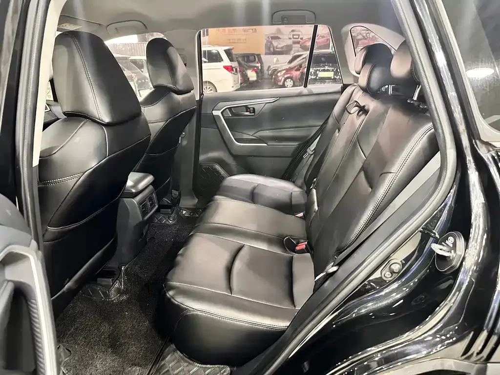 Toyota RAV4 — фото 2