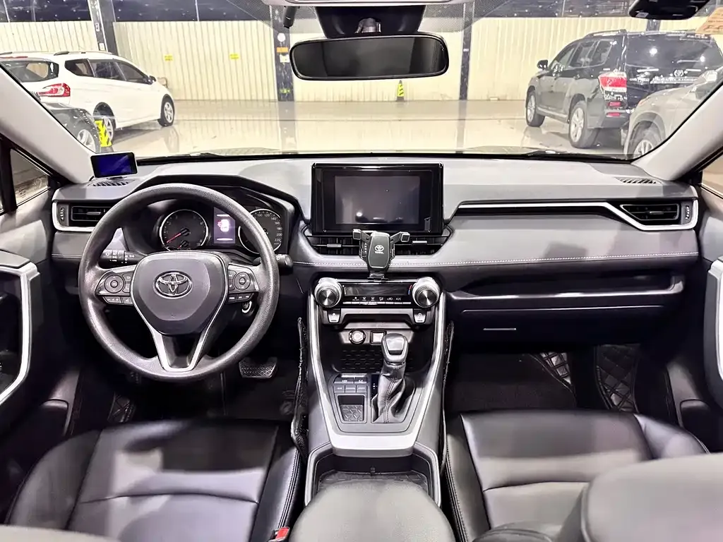 Toyota RAV4 — фото 5