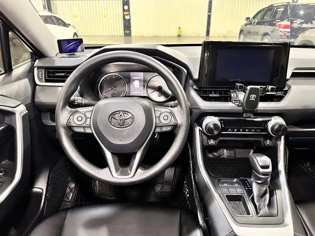 Toyota RAV4 — фото 7