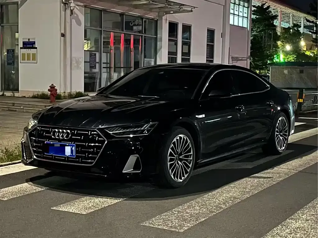 Audi A7L — фото 1