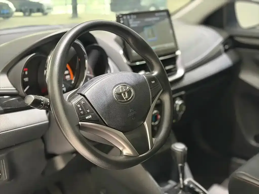 Toyota Yaris L — фото 4