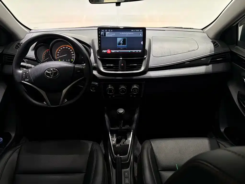 Toyota Yaris L — фото 10