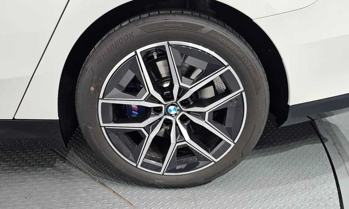 BMW 5-Series — фото 10
