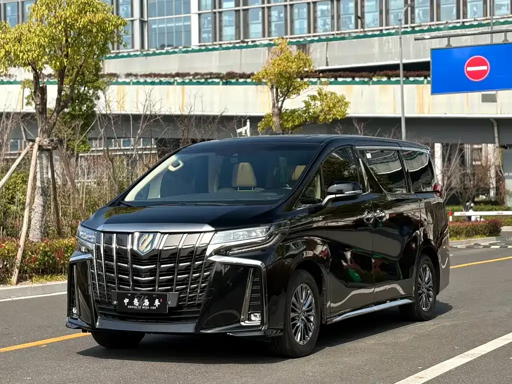 Toyota Alphard — фото 1
