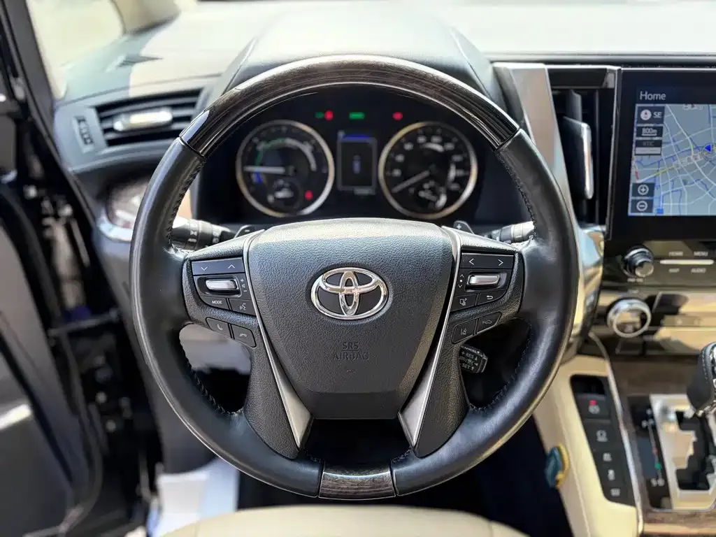 Toyota Alphard — фото 2