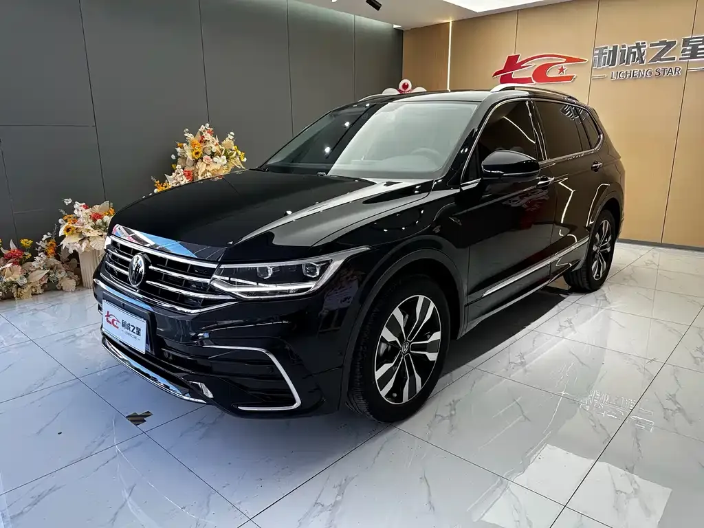 Volkswagen Tiguan L — фото 1