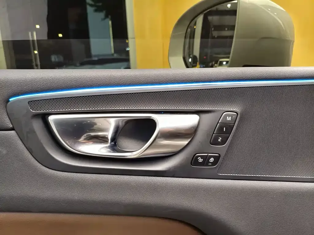 Volvo XC60 — фото 9