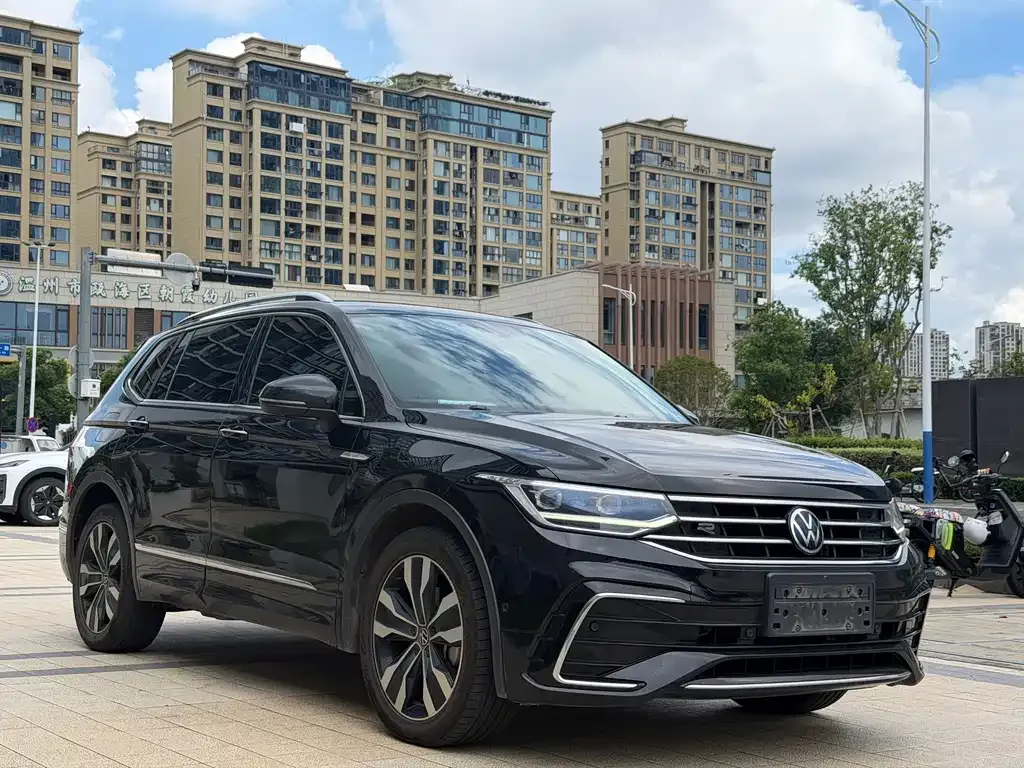 Volkswagen Tiguan L — фото 1