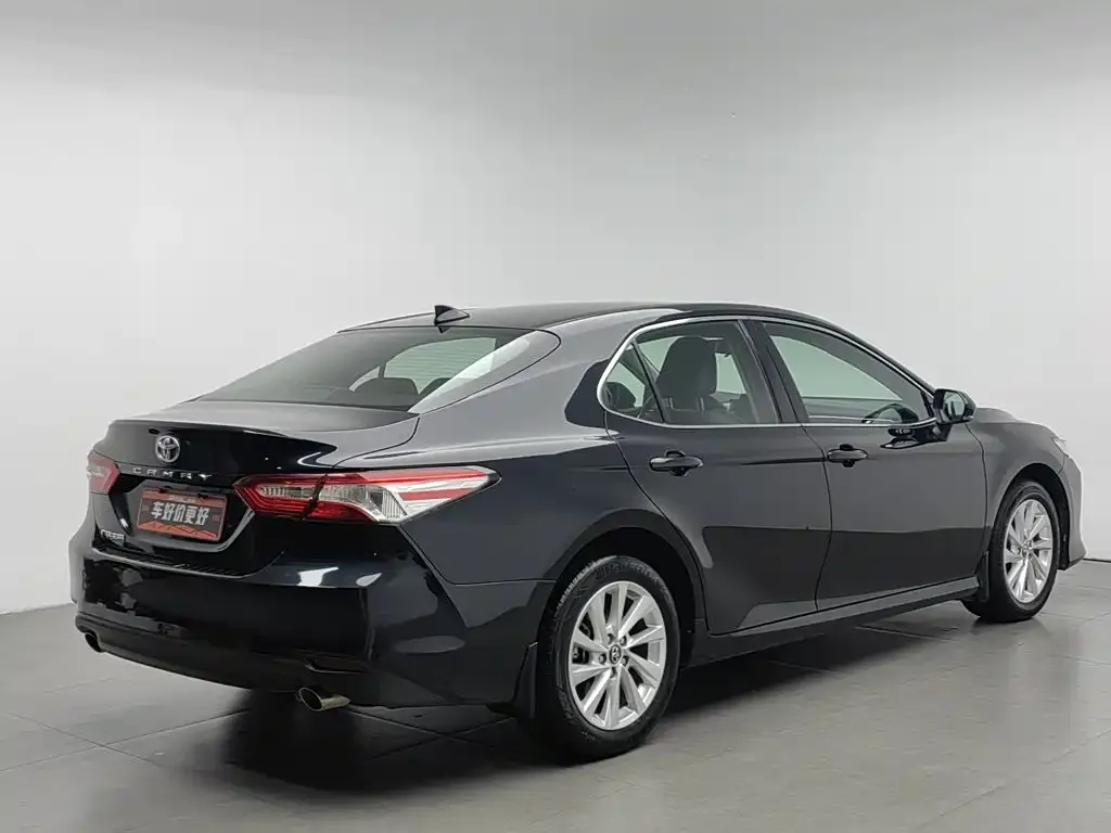 Toyota Camry — фото 5