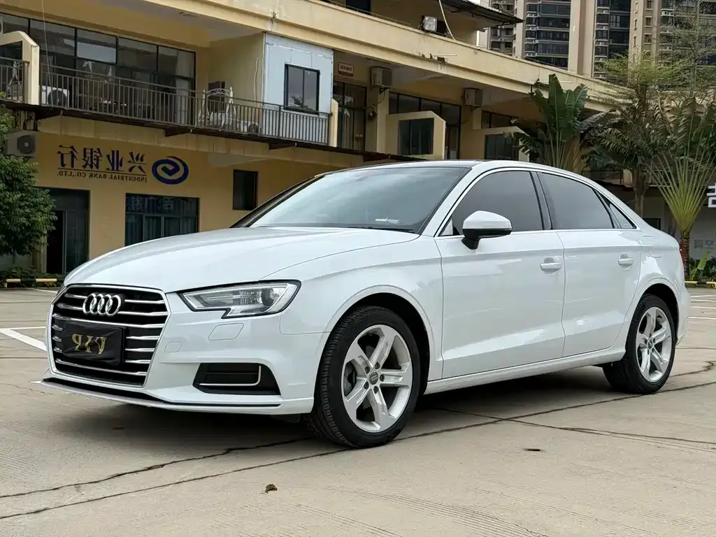 Audi A3 — фото 1