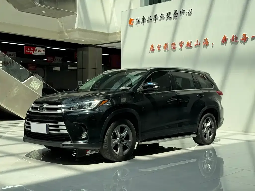 Toyota Highlander — фото 1