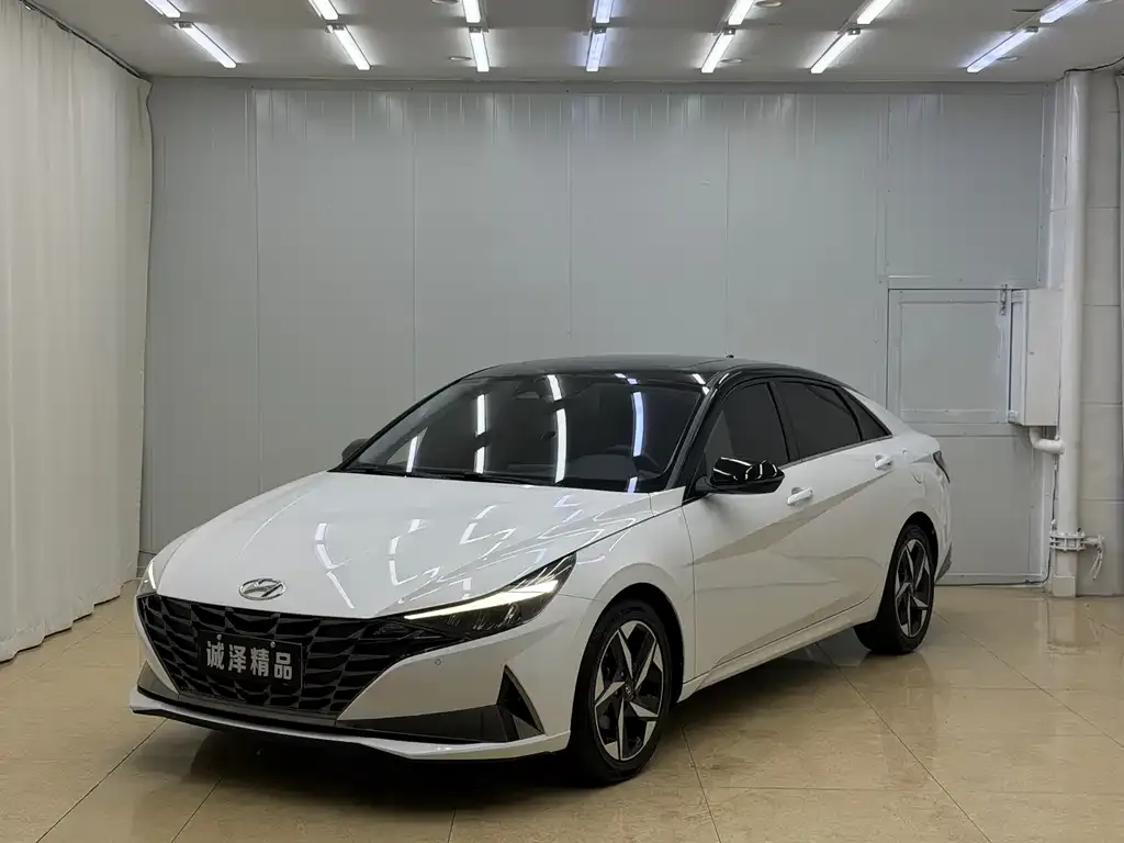 Hyundai Elantra — фото 1