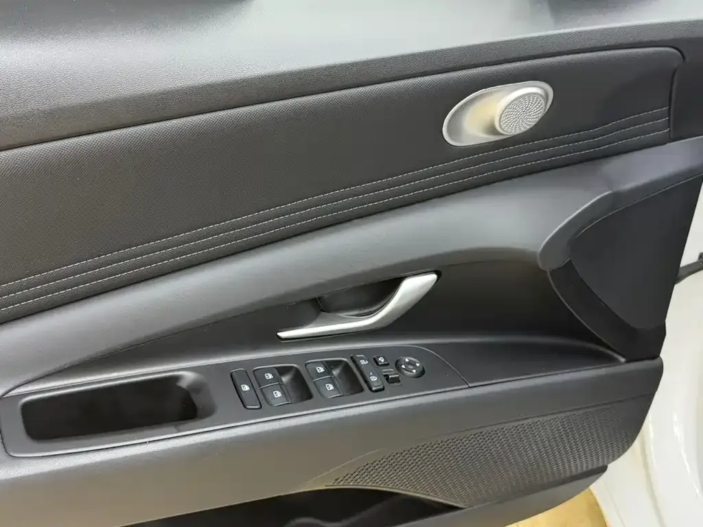 Hyundai Elantra — фото 10