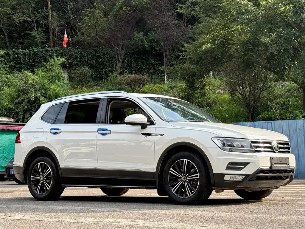 Volkswagen Tiguan L — фото 8